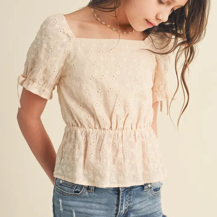 HEART AND ARROW PUFF SLEEVE EMB PEPLUM TOP