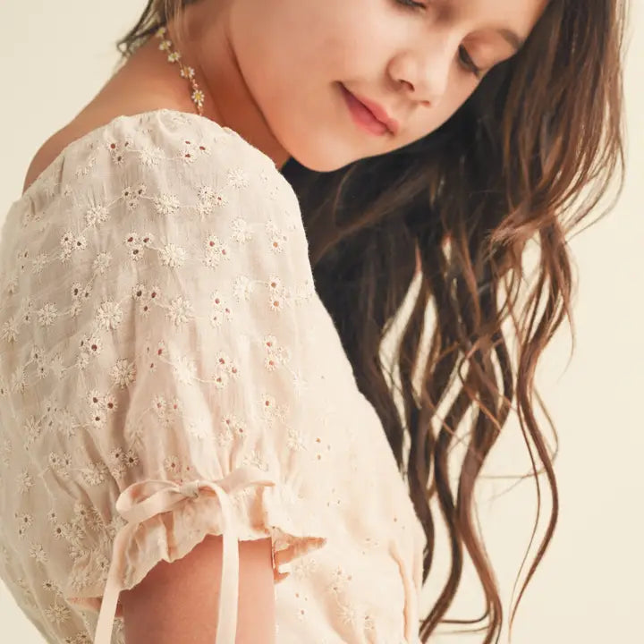 HEART AND ARROW PUFF SLEEVE EMB PEPLUM TOP