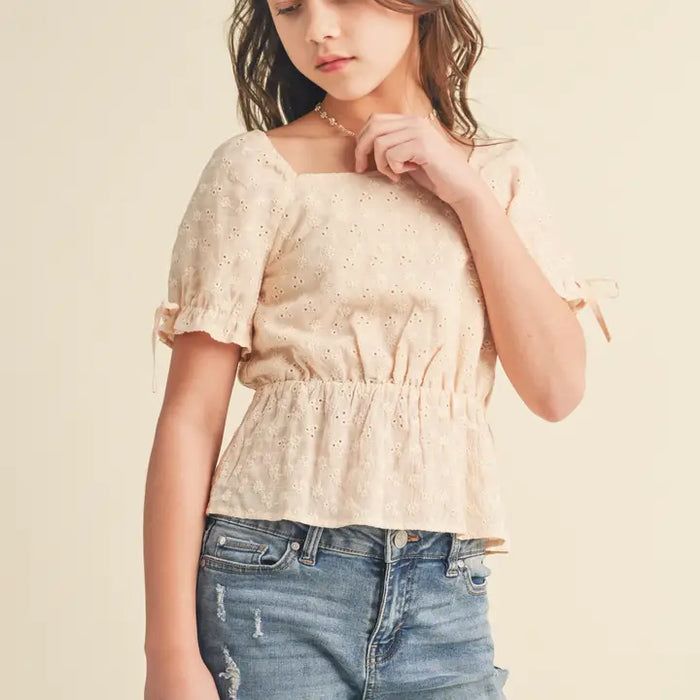 HEART AND ARROW PUFF SLEEVE EMB PEPLUM TOP