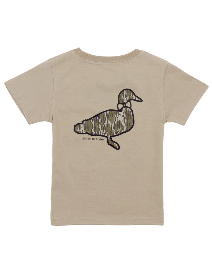 PROPERLY TIED LD BOYS MOSSY OAK LOGO SS SAND