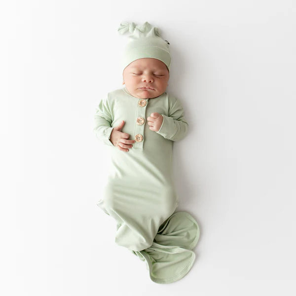 KNOTTED GOWN WITH CAP SET BASIL