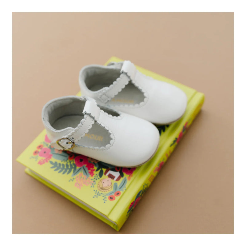 LAMOUR ELODIE SCALLOPED T-STRAP MARY JANE CRIB SHOES WHITE