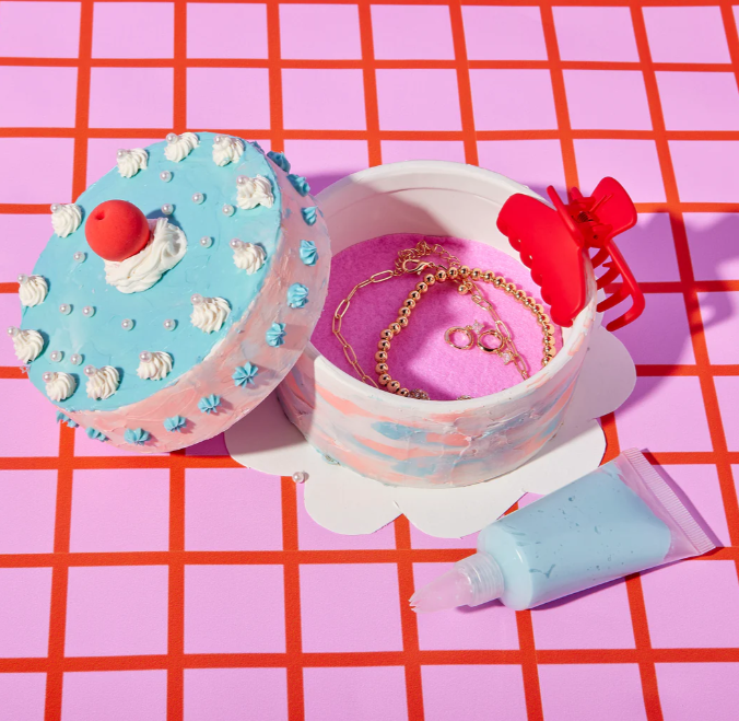 BRIGHT STRIPES DECORATE A CAKE JEWELRY BOX