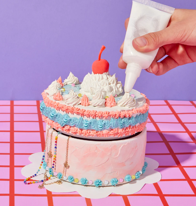 BRIGHT STRIPES DECORATE A CAKE JEWELRY BOX