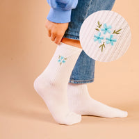 EMBROIDERED CREW SOCKS BLUE FLORAL