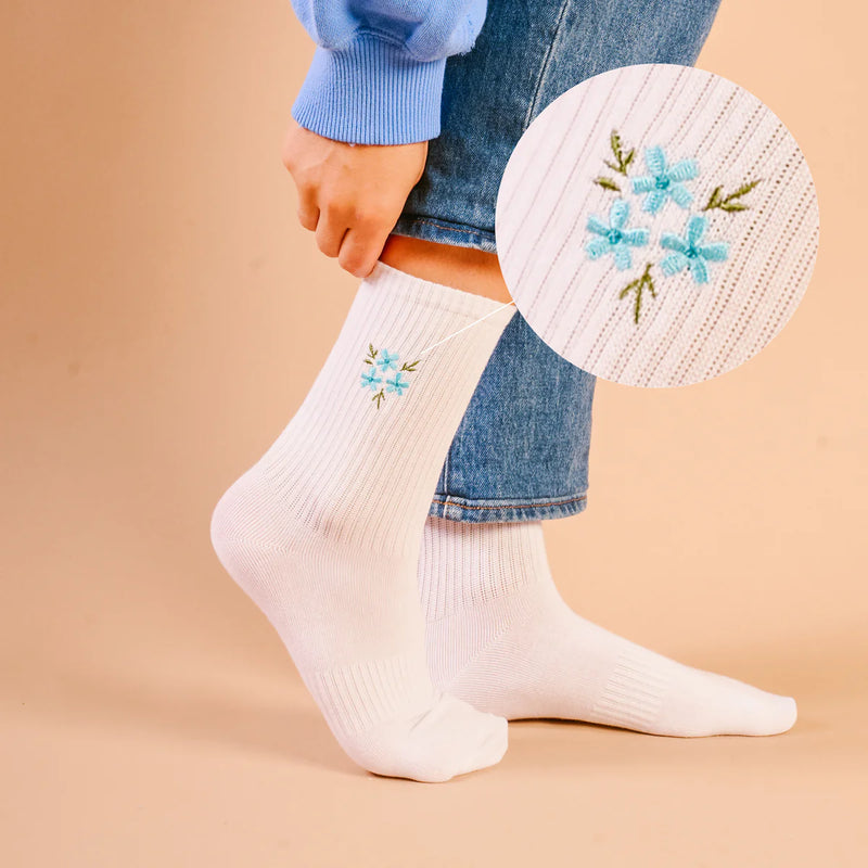 EMBROIDERED CREW SOCKS BLUE FLORAL