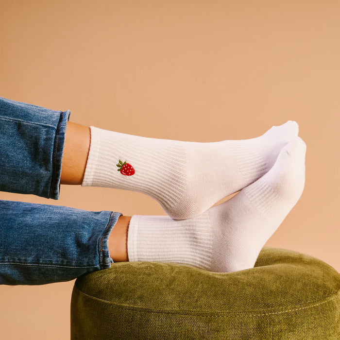 EMBROIDERED CREW SOCKS STRAWBERRY