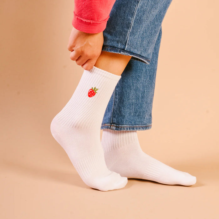 EMBROIDERED CREW SOCKS STRAWBERRY