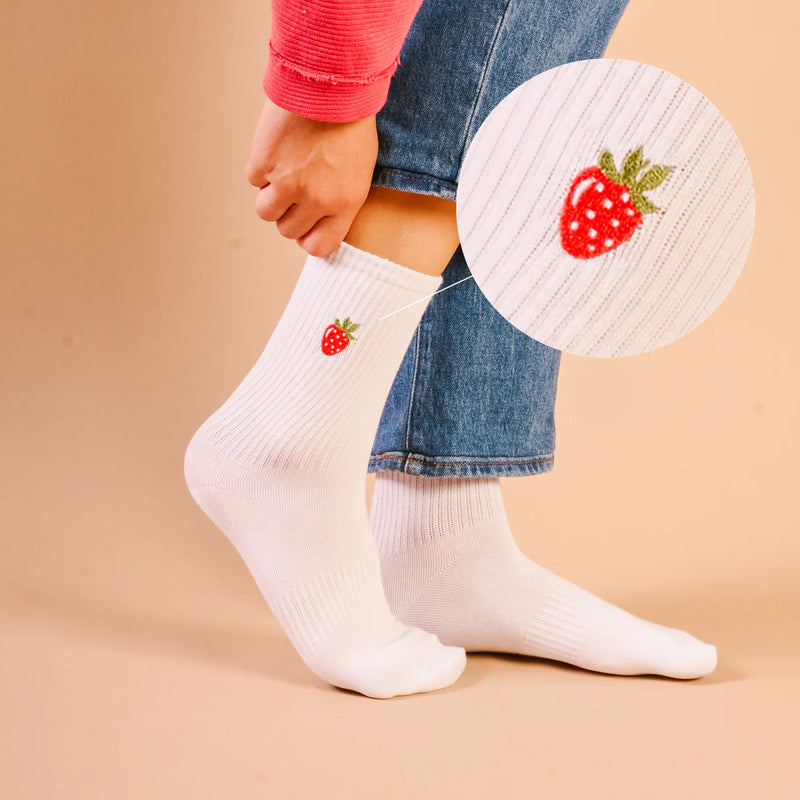 EMBROIDERED CREW SOCKS STRAWBERRY