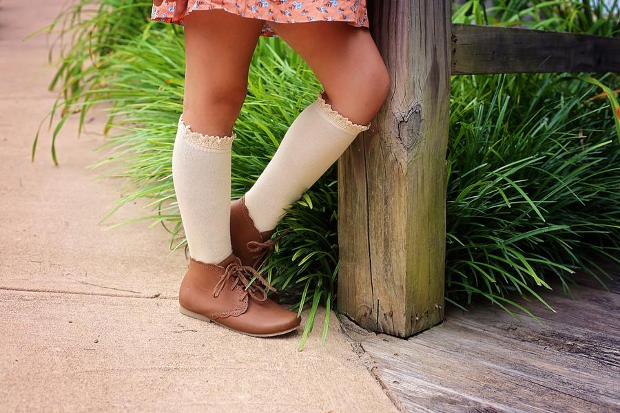 LITTLE STOCKING COMPANY VANILLA CREAM LACE TOP KNEE HIGHS